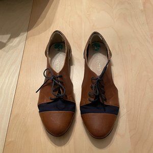 Oxford cut out women's shoe - size 8